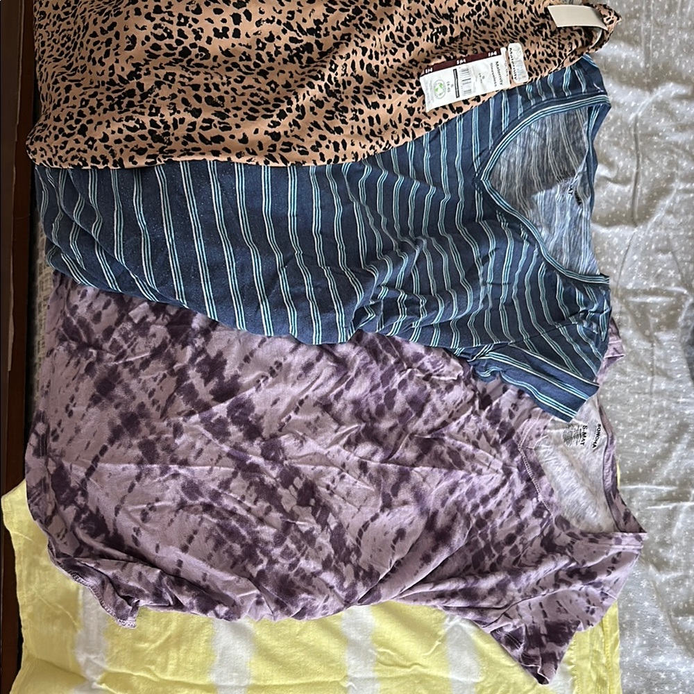4 pack maternity shirts! All size small with elastic sides.
